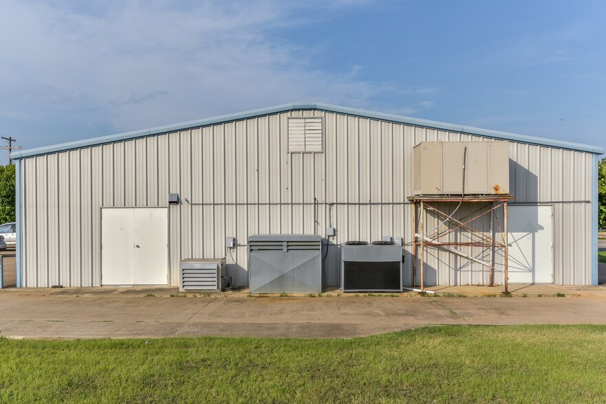 More Photos Of 124 Faircrest Dr, Cleburne Freestanding For Lease