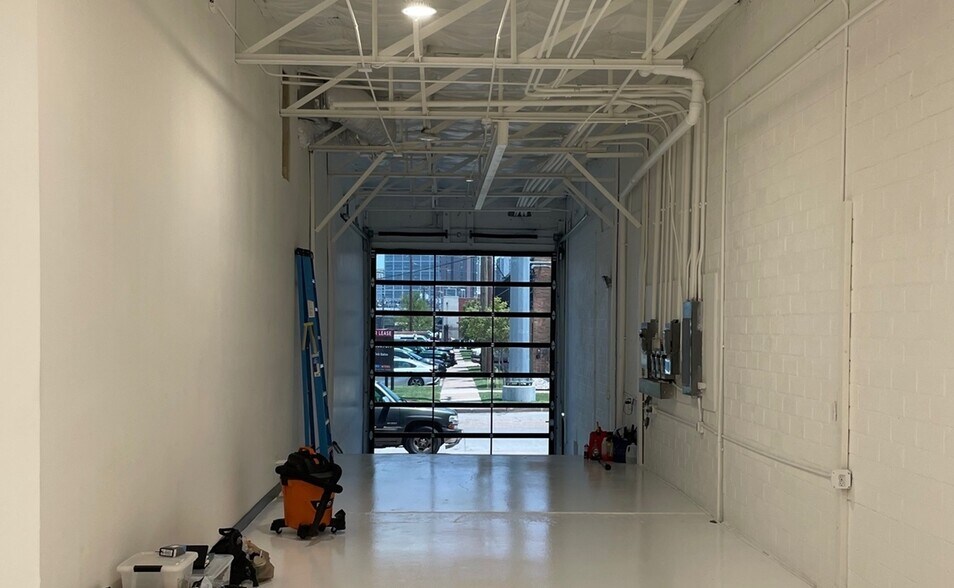 More Photos Of 1035 E Levee St, Dallas Showroom For Sale