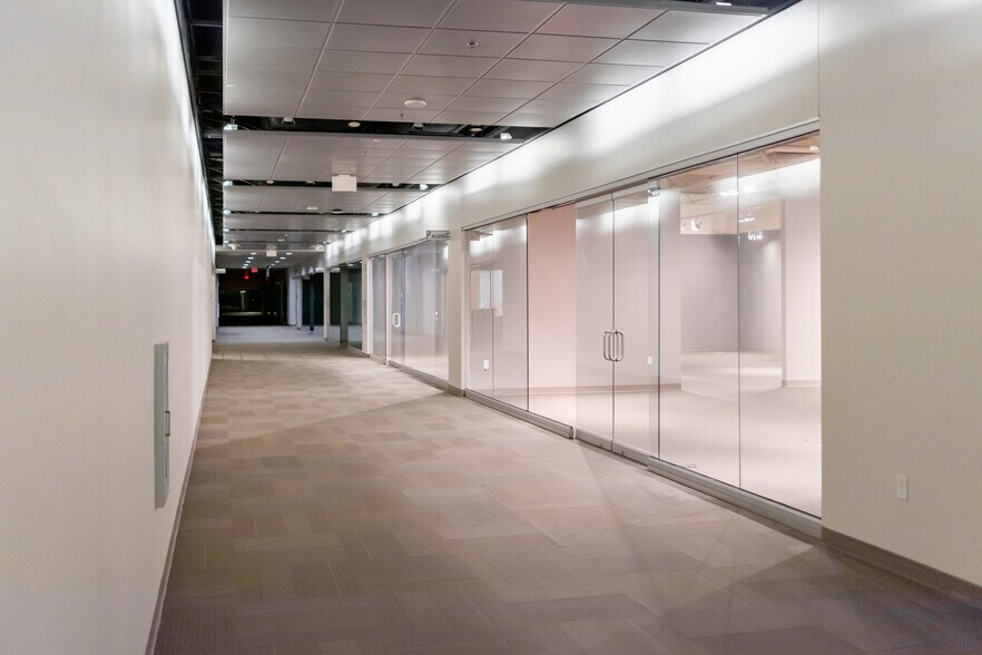 More Photos Of 495 S Grand Central Pky, Las Vegas Showroom For Lease