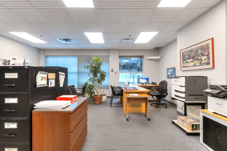 More Photos Of 322-324 Rue Peel, Montréal Auto Dealership For Lease