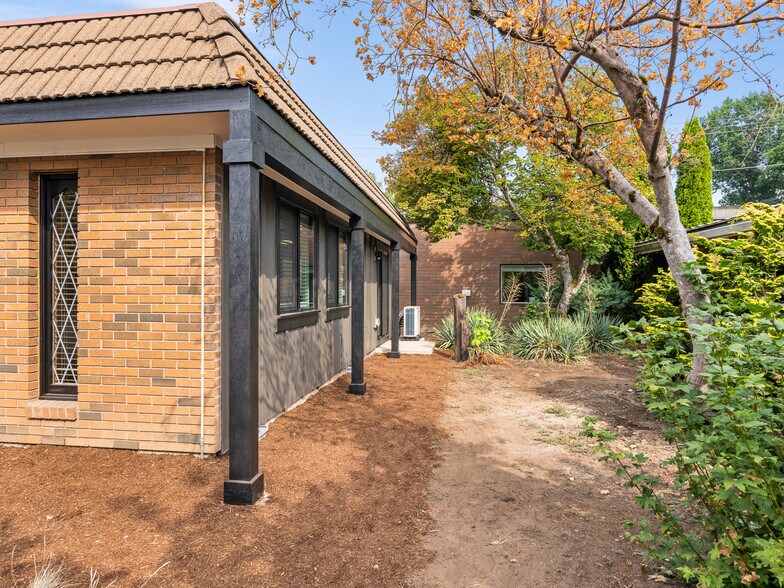 More Photos Of 310 NW 3rd Ave, Canby Office For Lease