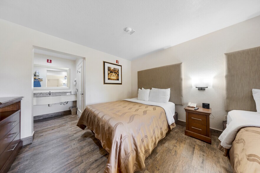 More Photos Of 333 SE 1st Ave, Florida City Hotel For Sale