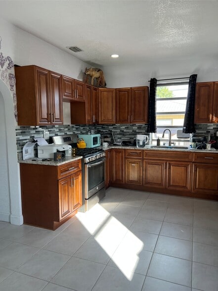 More Photos Of 2021 Thrace St, Tampa Office Residential For Sale