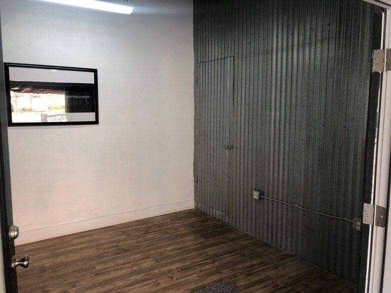 More Photos Of 235 Walker St, Atlanta Research And Development For Lease