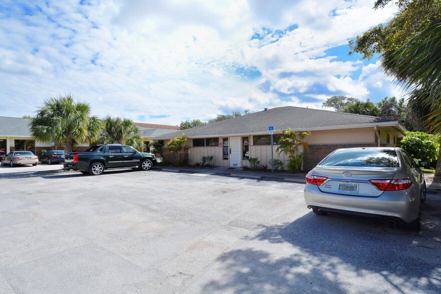 More Photos Of 7147 Curtiss Ave, Sarasota Medical For Sale