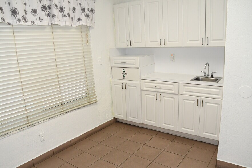 More Photos Of 1920 SW 22nd St, Miami Medical For Lease