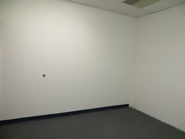 More Photos Of 4214 Fleur Dr, Des Moines General Retail For Lease