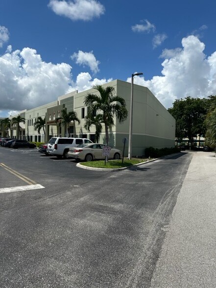 More Photos Of 1200 S Rogers Cir, Boca Raton Warehouse For Lease