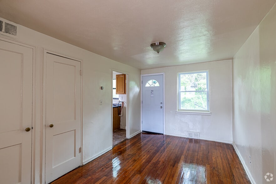 More Photos Of 35 Woodland Dr, Hartford Apartments For Sale