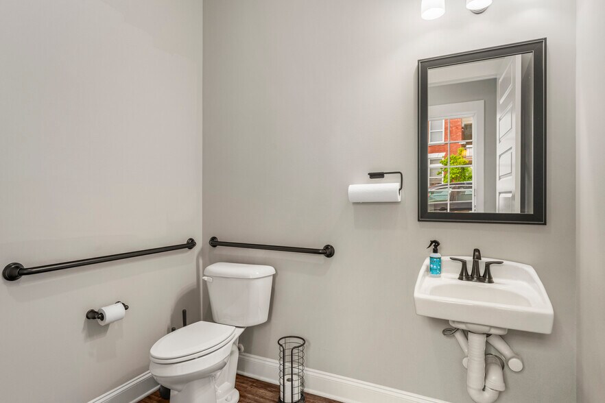 More Photos Of 102 S College St, Hamilton Flex For Sale