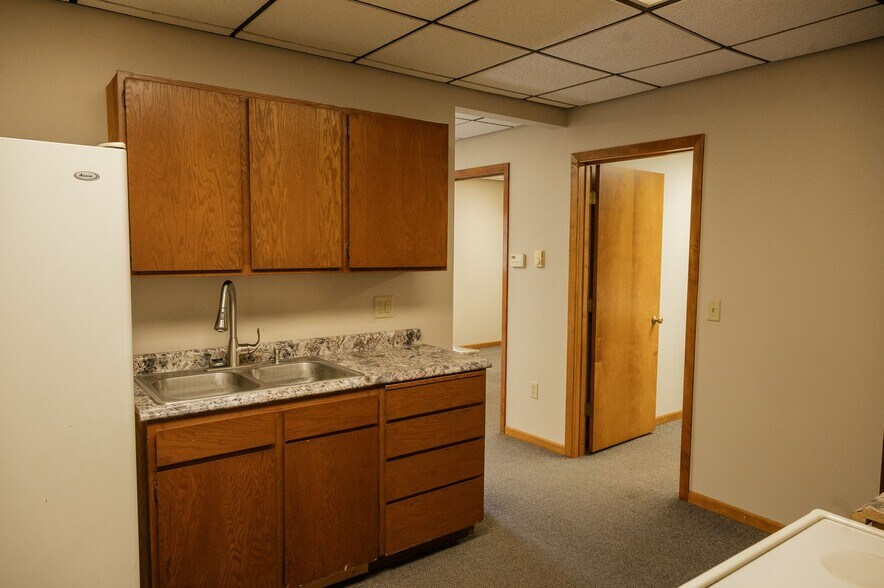 More Photos Of 435 Main St E, Trimont Flex For Sale