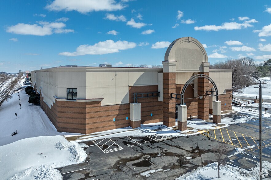 More Photos Of 7600 Hudson Rd, Woodbury Freestanding For Lease