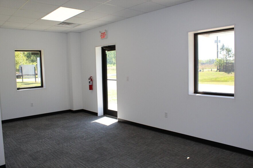 More Photos Of 7587 Sandlapper Pky, North Charleston Distribution For Lease