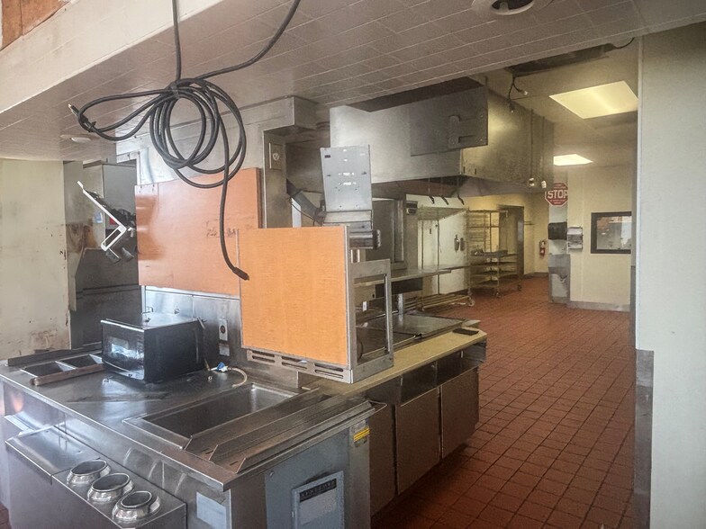 More Photos Of 812 E D St, Hillsboro Fast Food For Sale