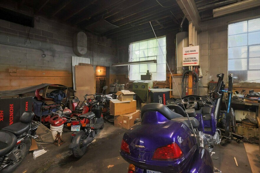 More Photos Of 4215 E Lake St, Minneapolis Freestanding For Sale