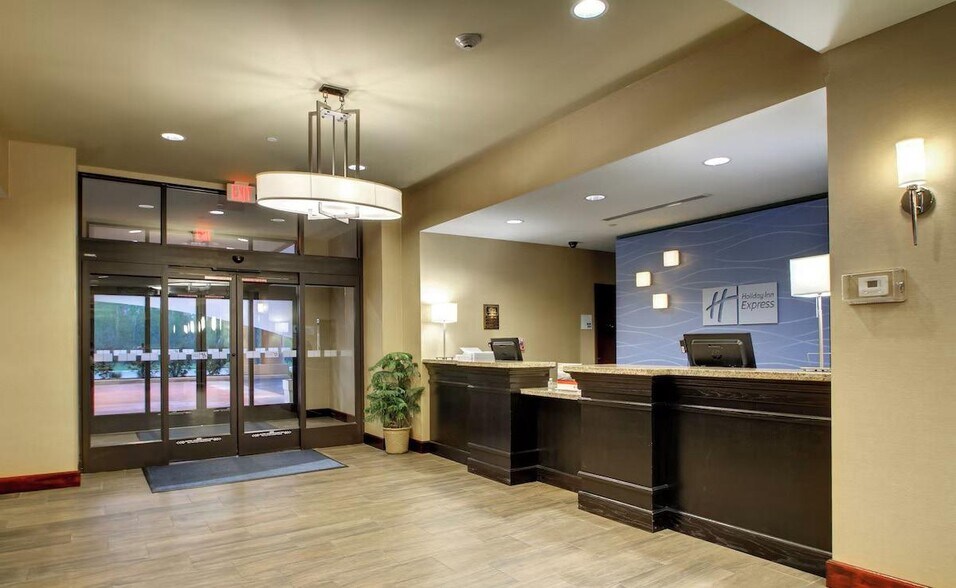 More Photos Of 639 S Canal St, Natchez Hotel For Sale