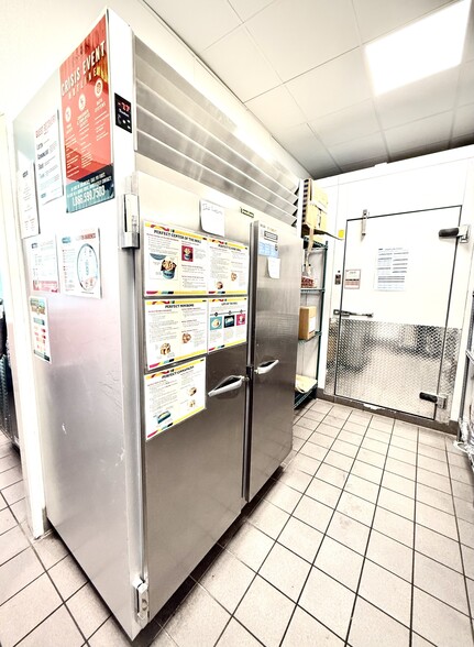 More Photos Of 1661 E Colorado Blvd, Pasadena Fast Food For Lease