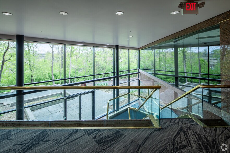 More Photos Of 550 Maryville Centre Dr, Saint Louis Office For Sale