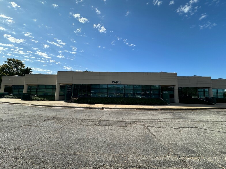 Primary Photo Of 19401 E 40 Hwy, Independence Office For Lease