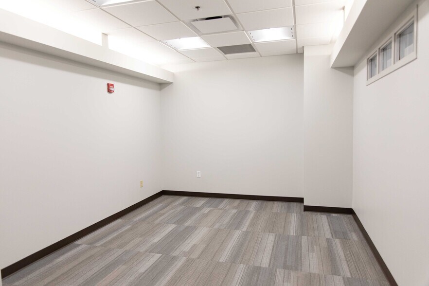 More Photos Of 17030 Lakeside Hills Plz, Omaha Medical For Lease