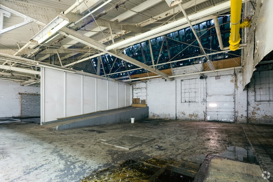 More Photos Of 5851 W Dickens Ave, Chicago Manufacturing For Lease