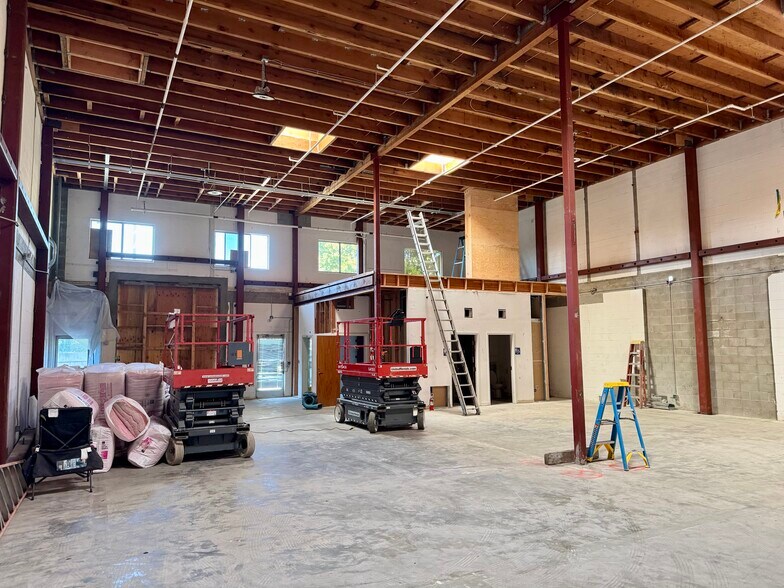 More Photos Of 305 Old County Rd, San Carlos Warehouse For Lease