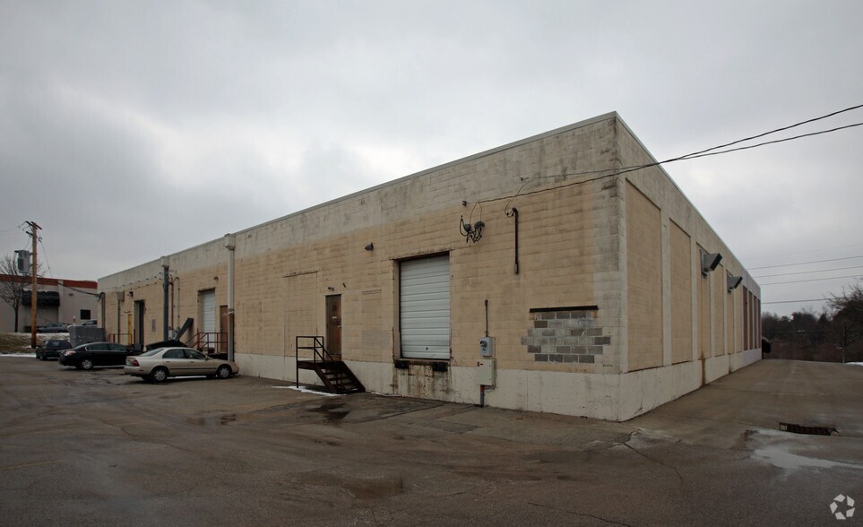 More Photos Of 1249-1265 N Warson Rd, Creve Coeur Warehouse For Lease