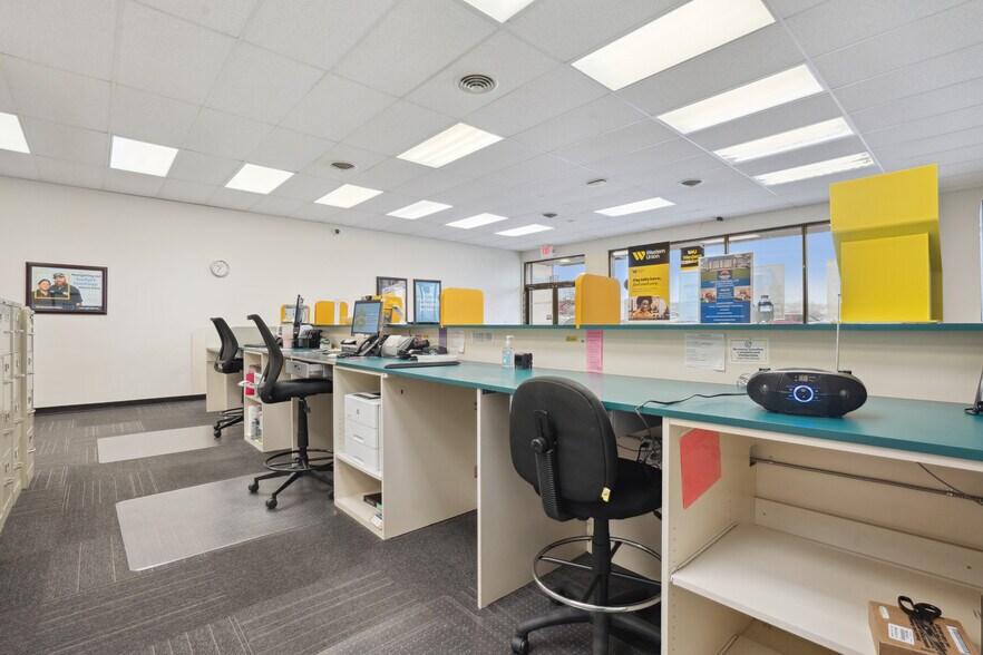 More Photos Of 1505-1527 E San Marnan Dr, Waterloo Unknown For Lease