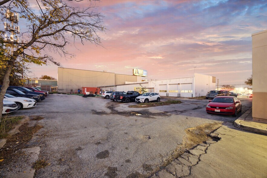 More Photos Of 5528 N Lamar Blvd, Austin Auto Repair For Lease