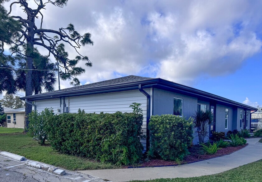 More Photos Of 7320 Sanibel Blvd, Fort Myers Medical For Lease