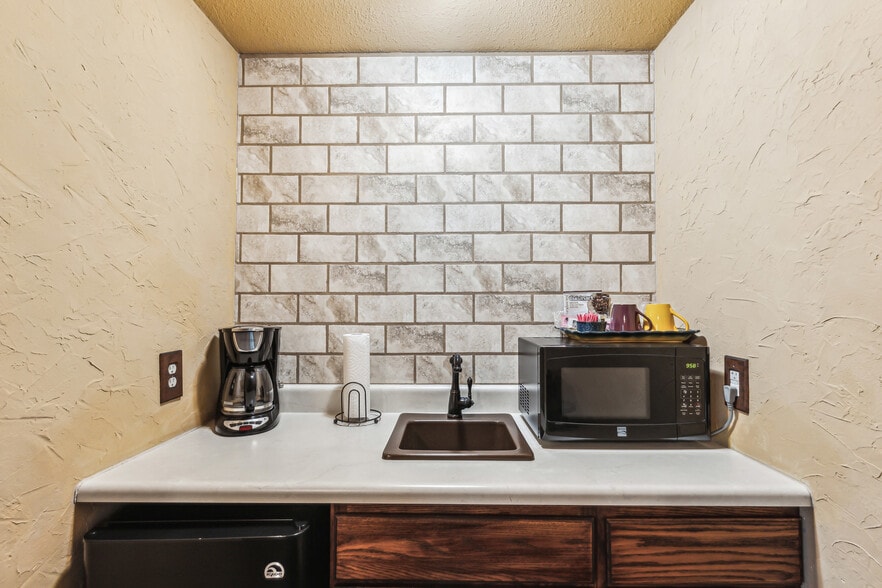 More Photos Of 512 N Travis St, Granbury Hospitality For Sale