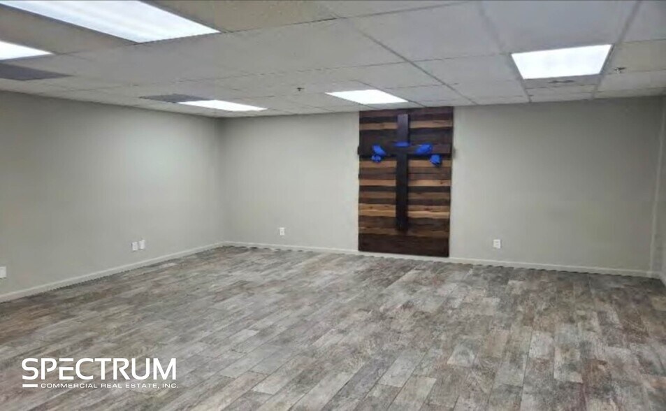 More Photos Of 2111 Industrial Ct, Vista Flex For Lease