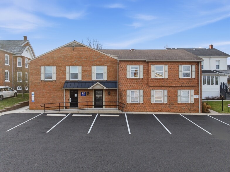 Primary Photo Of 307 E Broad St, Souderton Medical For Lease