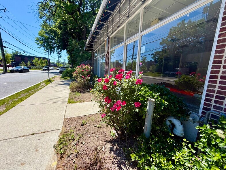 More Photos Of 205 Railroad Ave, Greenwich Freestanding For Lease