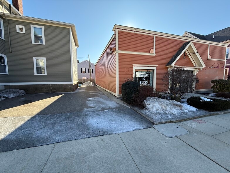 More Photos Of 14 Elliott St, Beverly General Retail For Lease