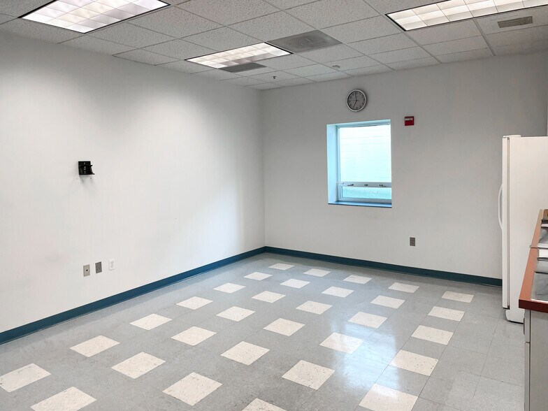 More Photos Of 300 N Stonestreet Ave, Rockville Showroom For Lease