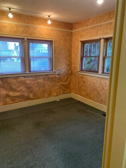 More Photos Of 980 Market St NE, Salem Office For Sale