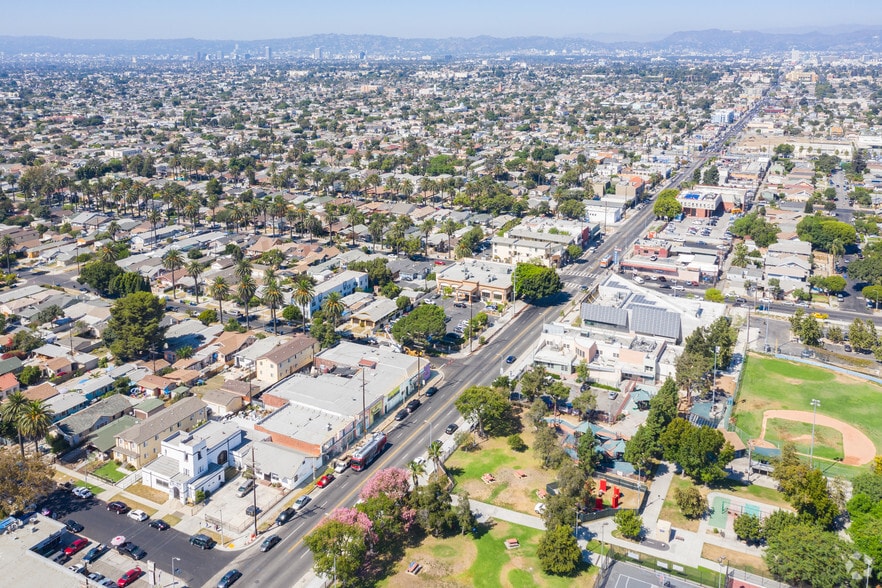 More Photos Of 1602 W 39th Pl, Los Angeles Warehouse For Lease