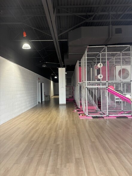 More Photos Of 11925 Southwest Fwy, Stafford Unknown For Lease