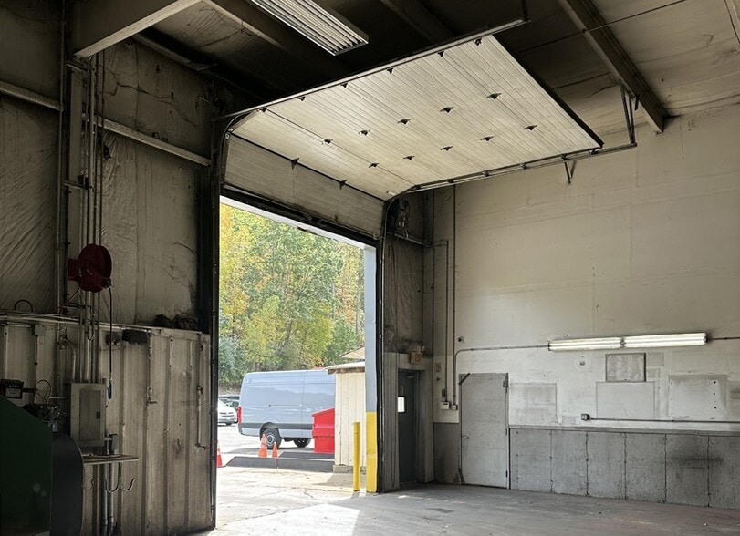 More Photos Of 35-37 Commerce Dr, Carmel Flex For Lease