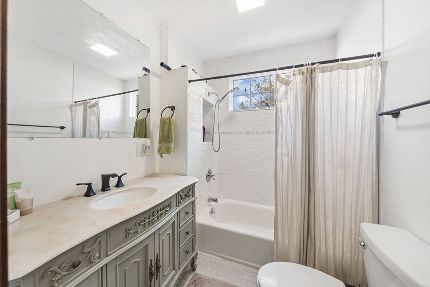 More Photos Of 40 Amboy Rd, Old Bridge Flex For Sale