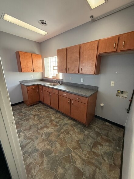 More Photos Of 1871 Gratiot Blvd, Marysville General Retail For Sale