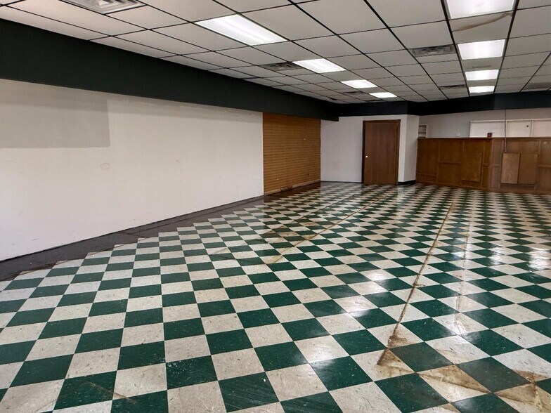 More Photos Of 700 E Broadway St, Lexington Drugstore For Sale