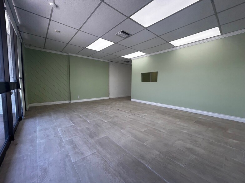 More Photos Of 22720 Ventura Blvd, Woodland Hills Storefront For Lease
