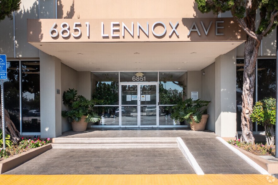 More Photos Of 6851 Lennox Ave, Van Nuys Office For Lease