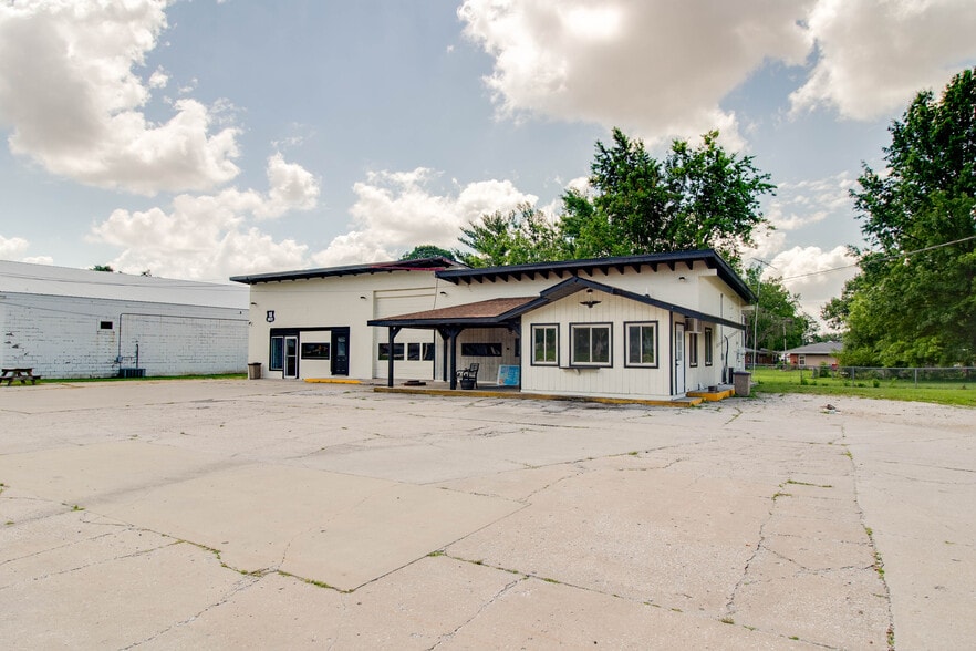 More Photos Of 406 W Carpenter St, Jerseyville Flex For Sale