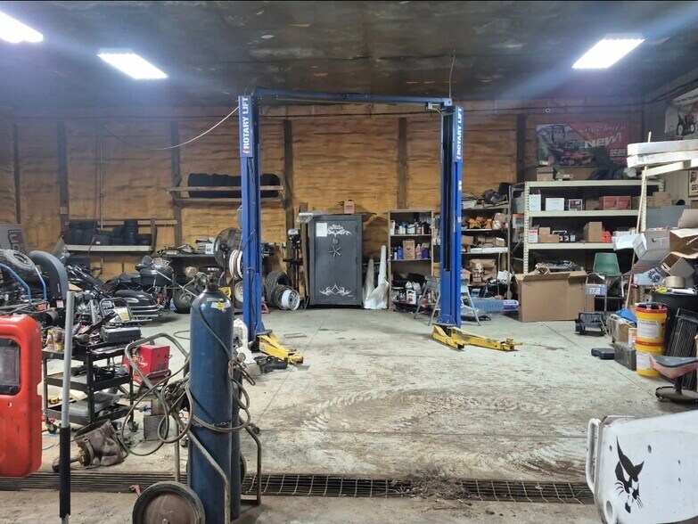 More Photos Of 4433 S Huron Rd, Standish Showroom For Sale