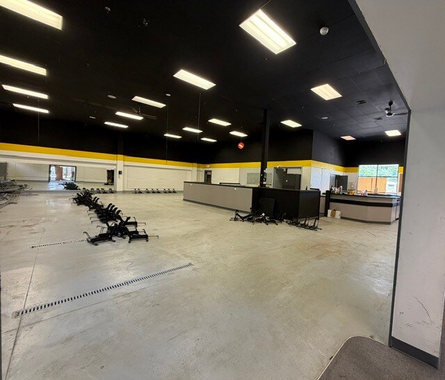 More Photos Of 427 Winsted Rd, Torrington Freestanding For Lease