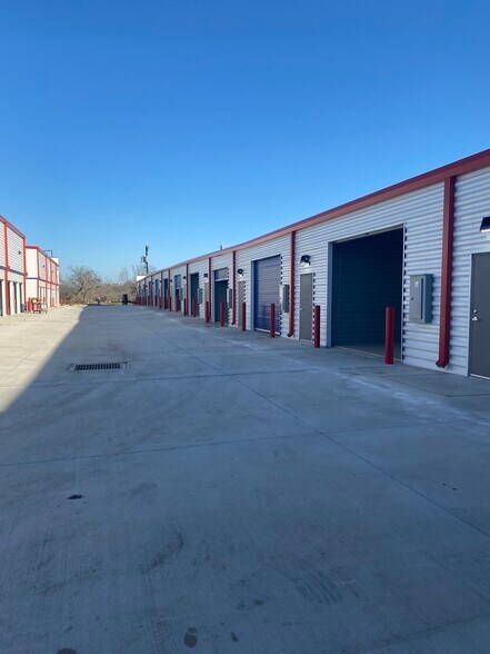 More Photos Of 7903 SW Loop 410, San Antonio Self Storage For Lease