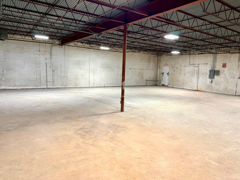 More Photos Of 5501-5505 Brewster St, San Antonio Warehouse For Lease